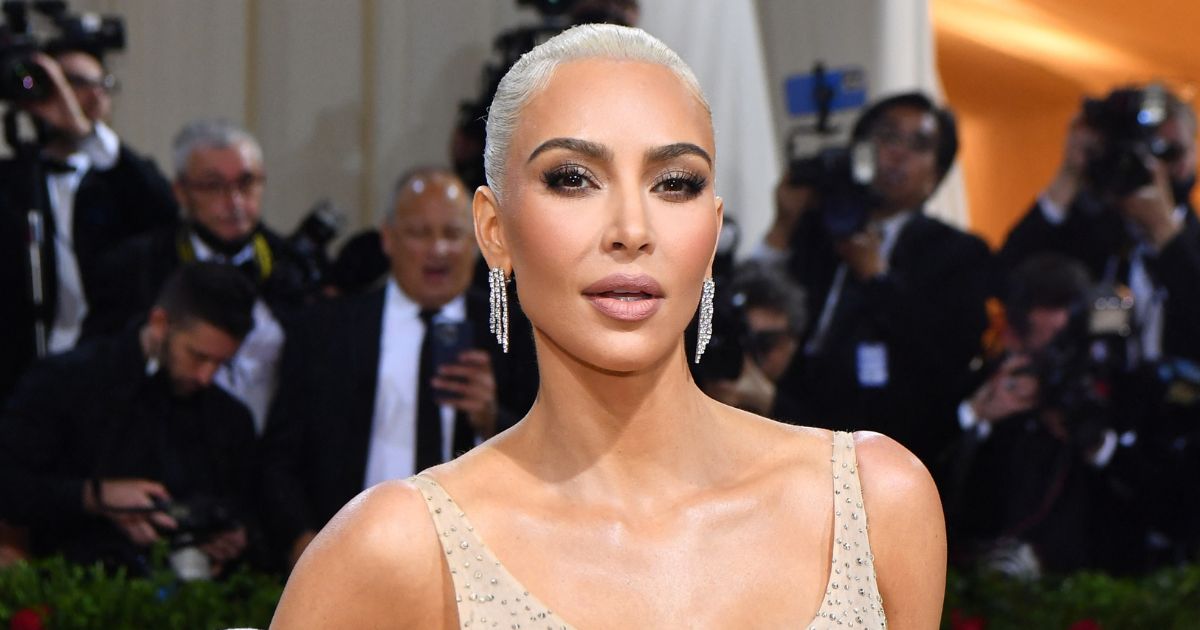 Kim Kardashian se uvukla u usku haljinu od lateksa, ali steznik