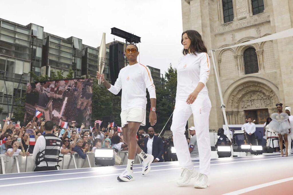 Pharrell Williams i Laetitia Casta tokom poslednje deonice Olimpijske vatre pre ceremonije otvaranja Olimpijskih igara