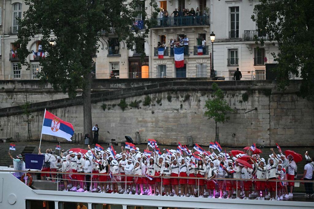 Sportisti iz srpske delegacije plove čamcem tokom ceremonije otvaranja Olimpijskih igara