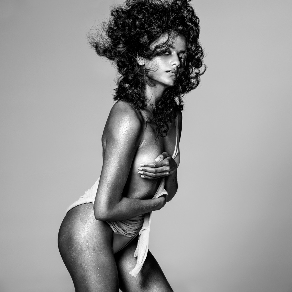 Simone Ashley 2025 Pirelli kalendar 
Foto: Ethan James Green 