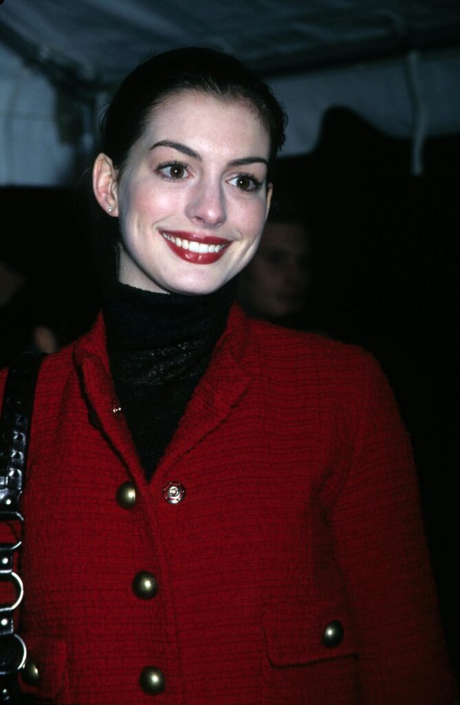 Evolucija stila Anne Hathaway
Anne 2002. na performansu''La Boheme''