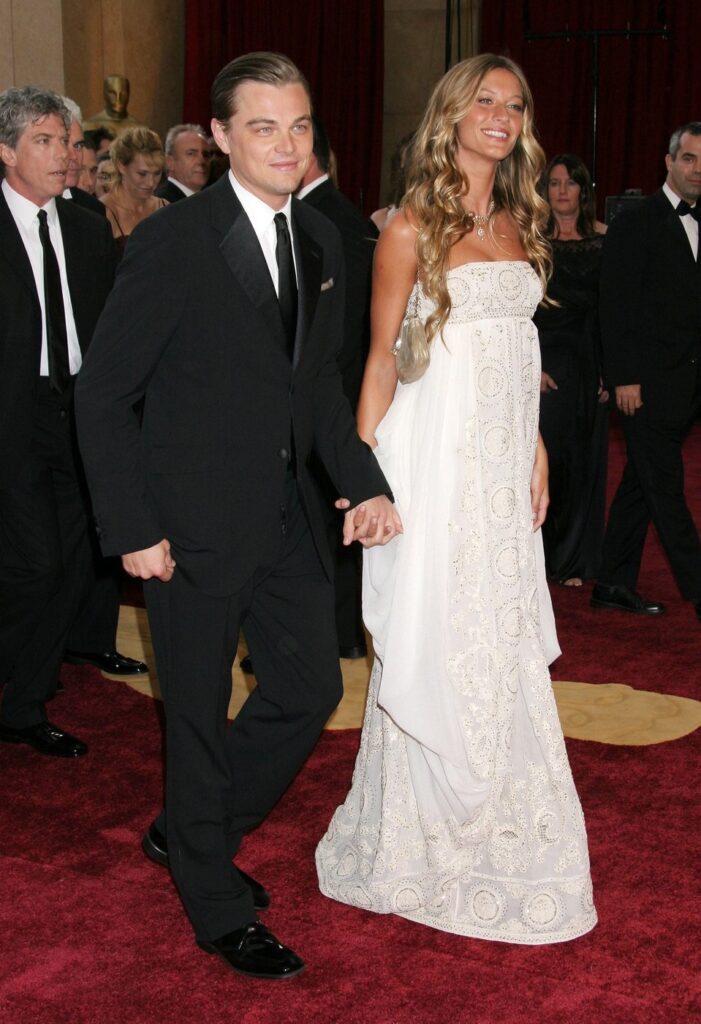  Leonardo DiCaprio u pratnji devojke i supermodela Gisele Bündchen na crvenom tepihu Academy Awards 2005. 