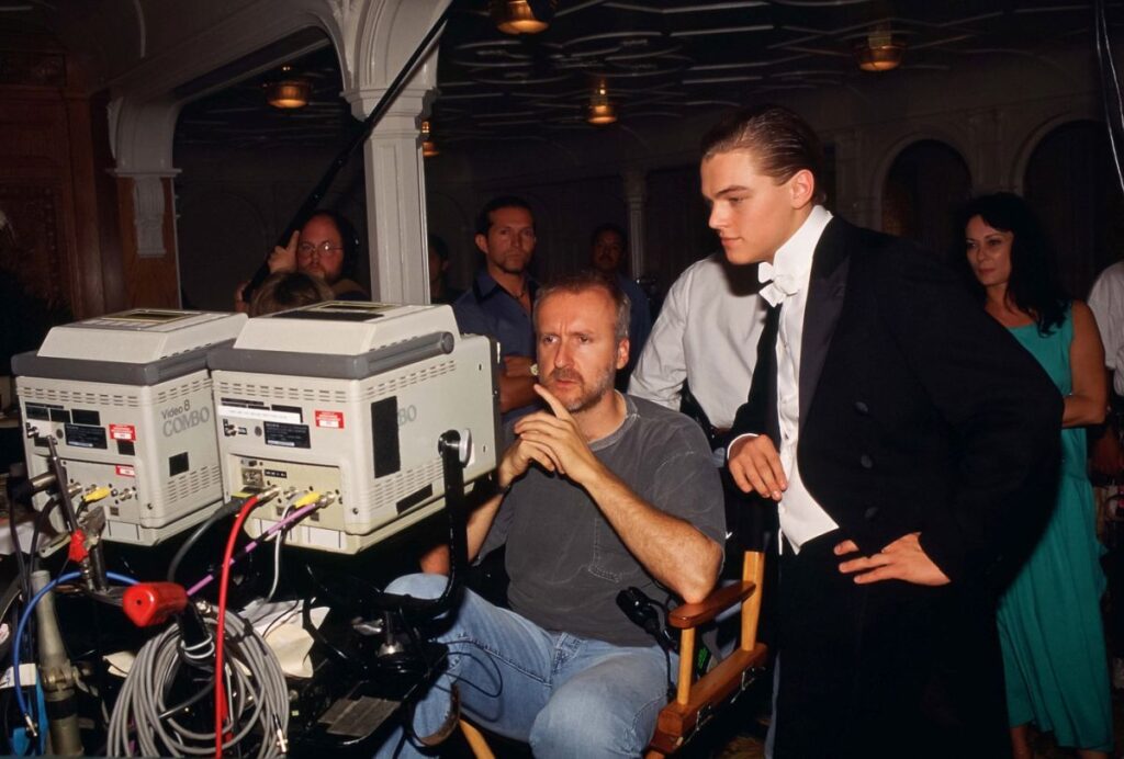  James Cameron i Leonardo DiCaprio na setu filma Titanic (1997 )