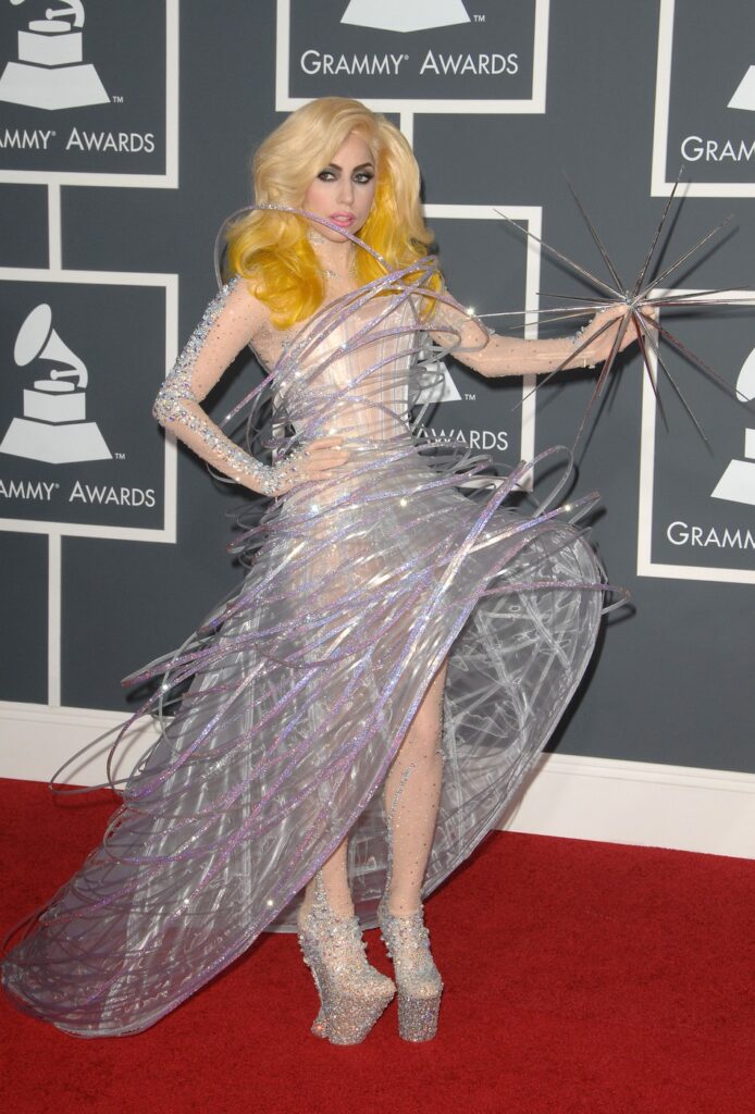 Lady Gaga Evolucija stila modnog kameleona. Od pop provokatora do muze visoke mode.
Lady Gaga na dodeli Grammy nagrada 2010. 