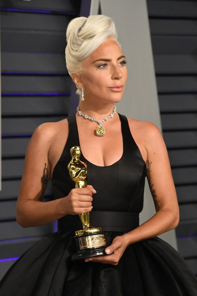 Lady Gaga Evolucija stila modnog kameleona. Od pop provokatora do muze visoke mode.
Na dodeli Oscara 2019, pojavila se u crnoj haljini brenda Alexander McQueen, noseći ikonični Tiffany & Co. žuti dijamant.