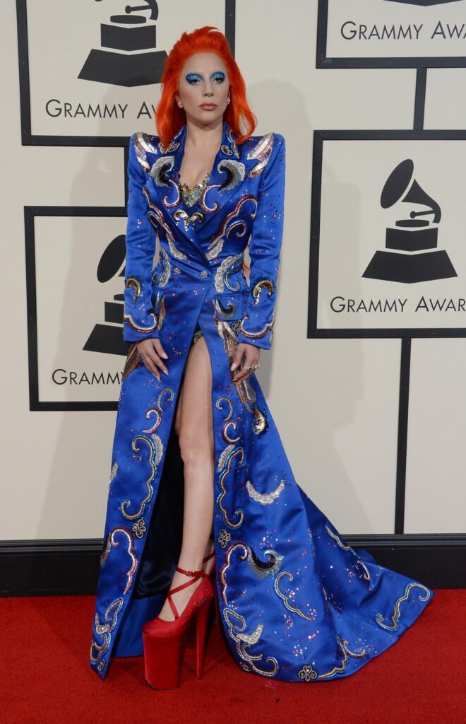 Lady Gaga Evolucija stila modnog kameleona. Od pop provokatora do muze visoke mode.
Gaga na dodeli grammy nagrada 2016. godine odaje počast davidu bowieu