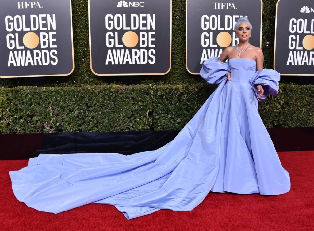 Lady Gaga Evolucija stila modnog kameleona. Od pop provokatora do muze visoke mode.
Lady Gaga na Golden Globe Awards u Beverly Hilton Hotelu 2019. godine nosi Valentino Haljinu i Tiffany & Co ogrlicu