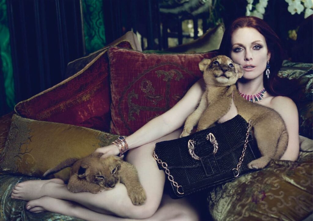 Julianne Moore je 2011. godine bila lice kampanje za Bulgari, koja je izazvala skandal u Veneciji pozirajuci naga sa dva mladunceta lava