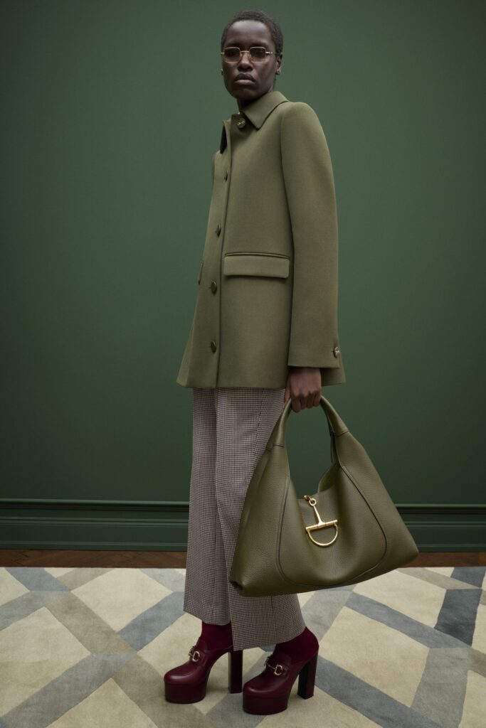 Gucci Pre-Fall 2025: Povratak nostalgičnog identiteta
maslinasto zelena jakna i torba