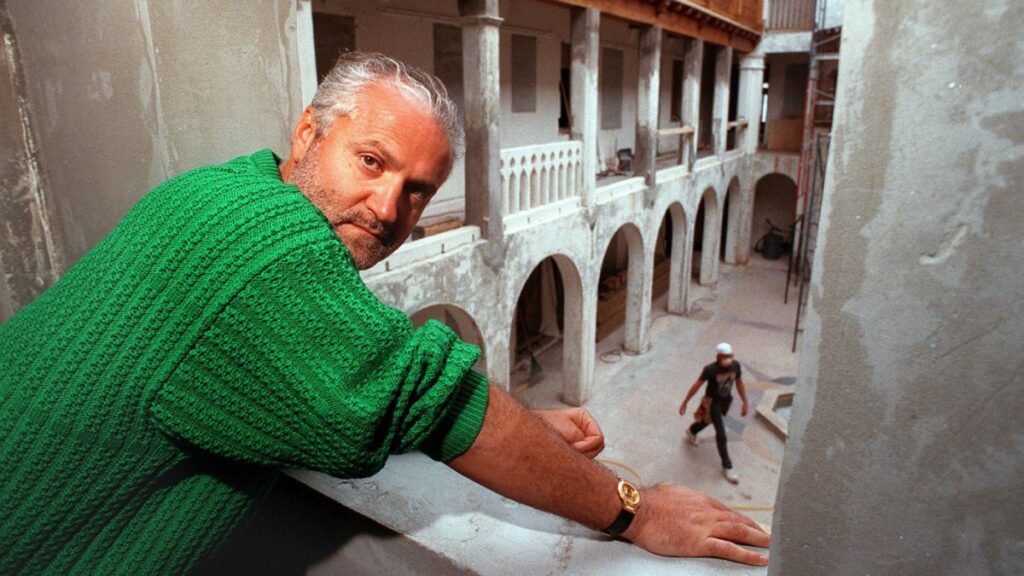 Kako je Gianni Versace spojio drevno i avangardno
gianni na balkonu u milanu nosi zeleni pleteni džemper