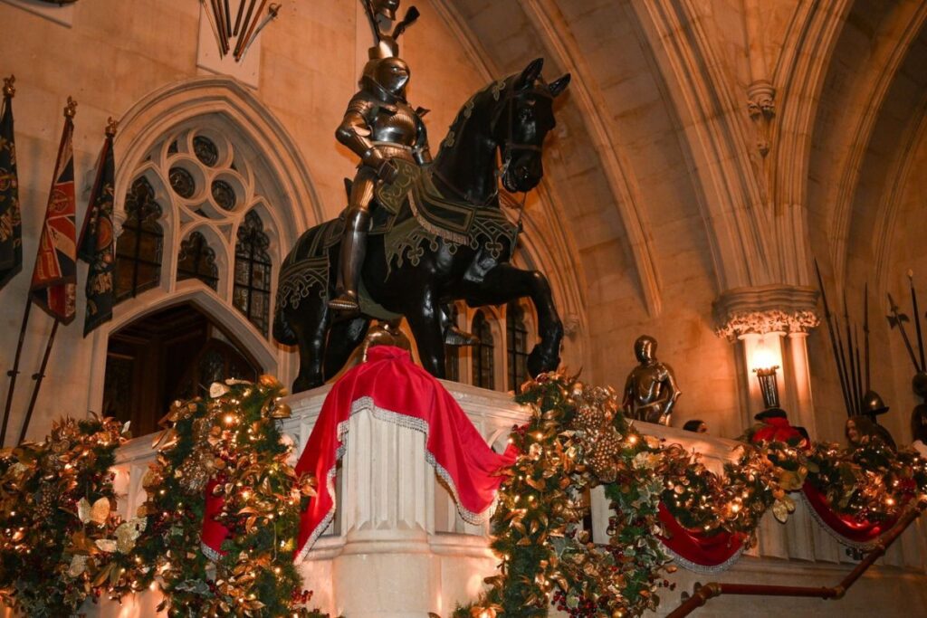 Najlepše božićne dekoracije kraljevskih palata
windsor palata
Lutkarska kuća kraljice Mary je remek-delo minijature
Palata Holyroodhouse
monaco palace square