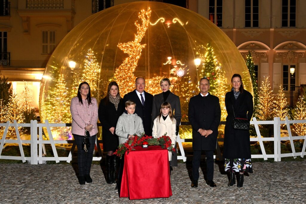 Najlepše božićne dekoracije kraljevskih palata
windsor palata
Lutkarska kuća kraljice Mary je remek-delo minijature
Palata Holyroodhouse
monaco palace square
Princ Albert II i princeza Charlene od Monaka sa decom