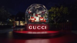 Najlepše dekorisani božićni izlozi 2024. gucci instalacija u majamijupredstavlja kristalnu kuglu i reprodukcije Gucci kofera i torbi, galeires lafayette dior montaigne pariz annabel's london le printemps haussmann gergdorf goodman njujork vukov božični kutak beograd