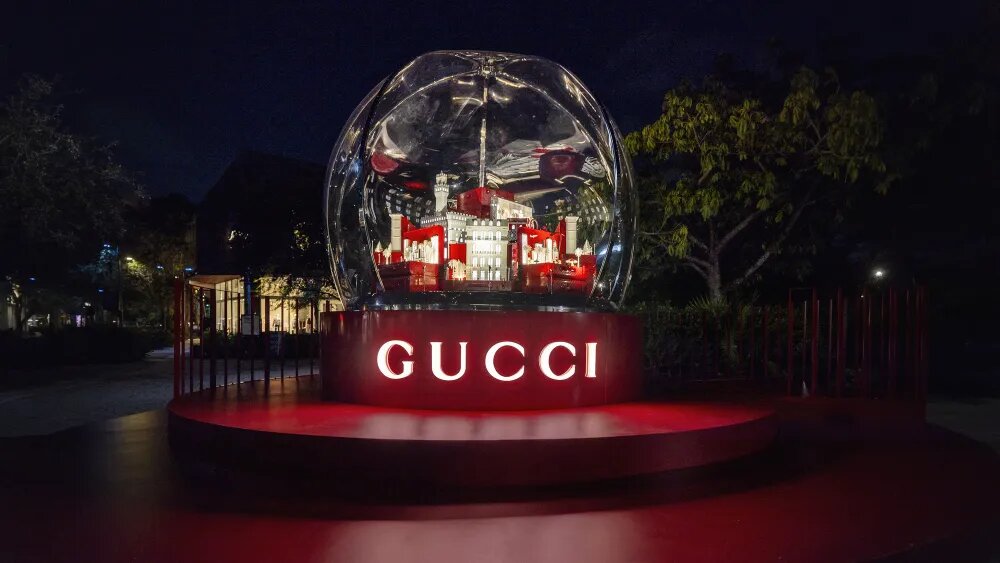 Najlepše dekorisani božićni izlozi 2024.
gucci instalacija u majamijupredstavlja kristalnu kuglu i  reprodukcije Gucci kofera i torbi,
galeires lafayette
dior montaigne pariz
annabel's london
le printemps haussmann
gergdorf goodman njujork
vukov božični kutak
