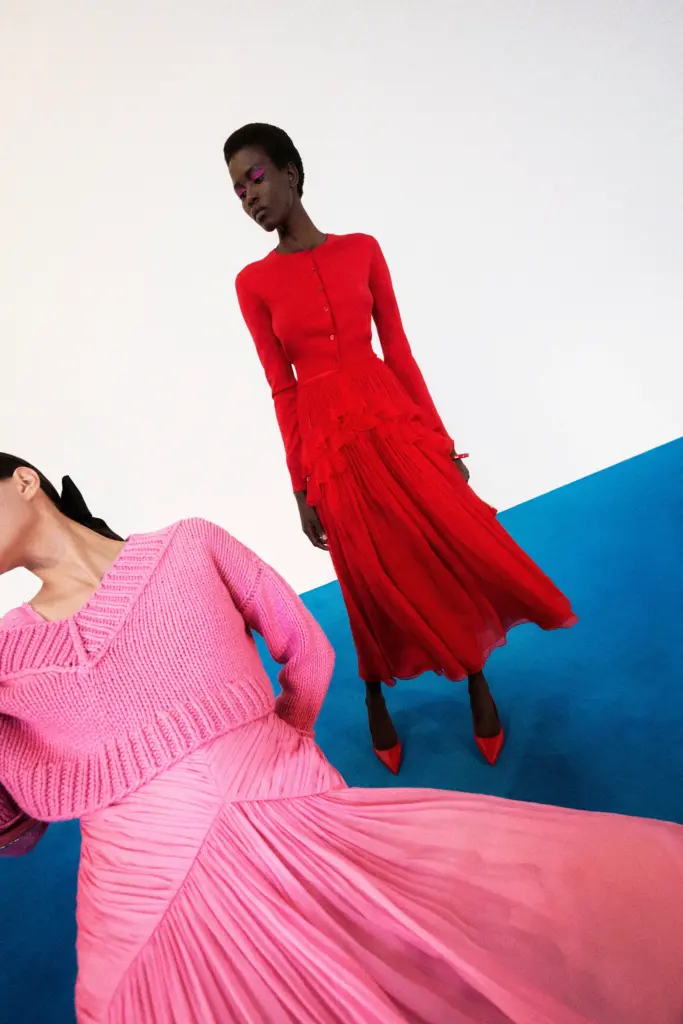 Najupečatljivije Pre-Fall 2025. kolekcije
Pod kreativnim vođstvom Wesa Gordona, Carolina Herrera ulazi u razigranu i nostalgičnu dimenziju inspirisanu njegovim detinjstvom.
kompleti jarkih boja, uske suknje, haljine bogatih dezena