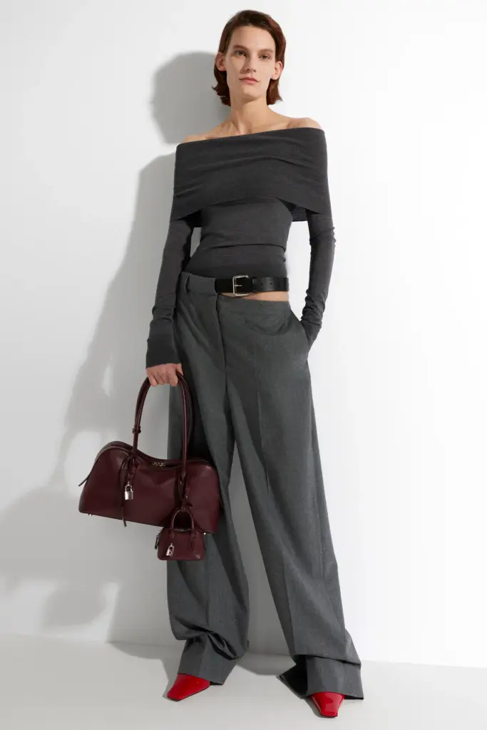 Najupečatljivije Pre-Fall 2025. kolekcije
Stella McCartney Pre-Fall 2025. 
asimetricno sivo poslovno odelo 