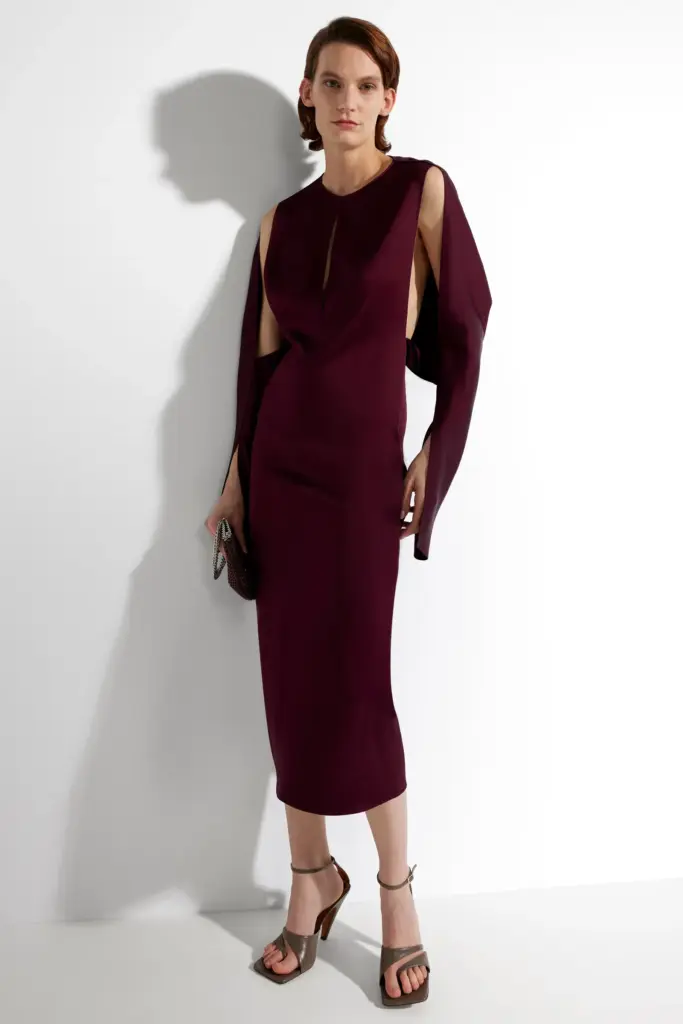 Najupečatljivije Pre-Fall 2025. kolekcije
Stella McCartney Pre-Fall 2025. 
bordo haljina sa prorezima sa strane