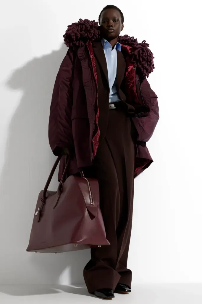 Najupečatljivije Pre-Fall 2025. kolekcije
Stella McCartney Pre-Fall 2025. 
bordo jakna sa vunenom kragnom