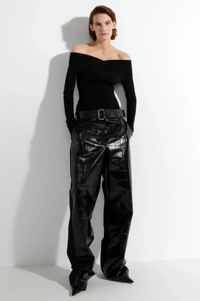 Najupečatljivije Pre-Fall 2025. kolekcije
Stella McCartney Pre-Fall 2025. 
crna majica na brod secenje i duboke kozne pantalone