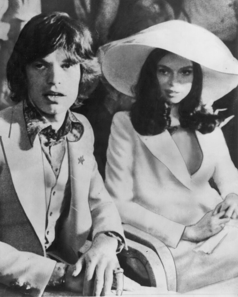 Zašto ne biste mirisali kao Bianca Jagger Novi YSL Libre Flowers and Flames miriše na slobodu, autentičnost i nepokolebljivu eleganciju
bianca i mick jagger na vencanju 1971 u yves saint laurent kostimu