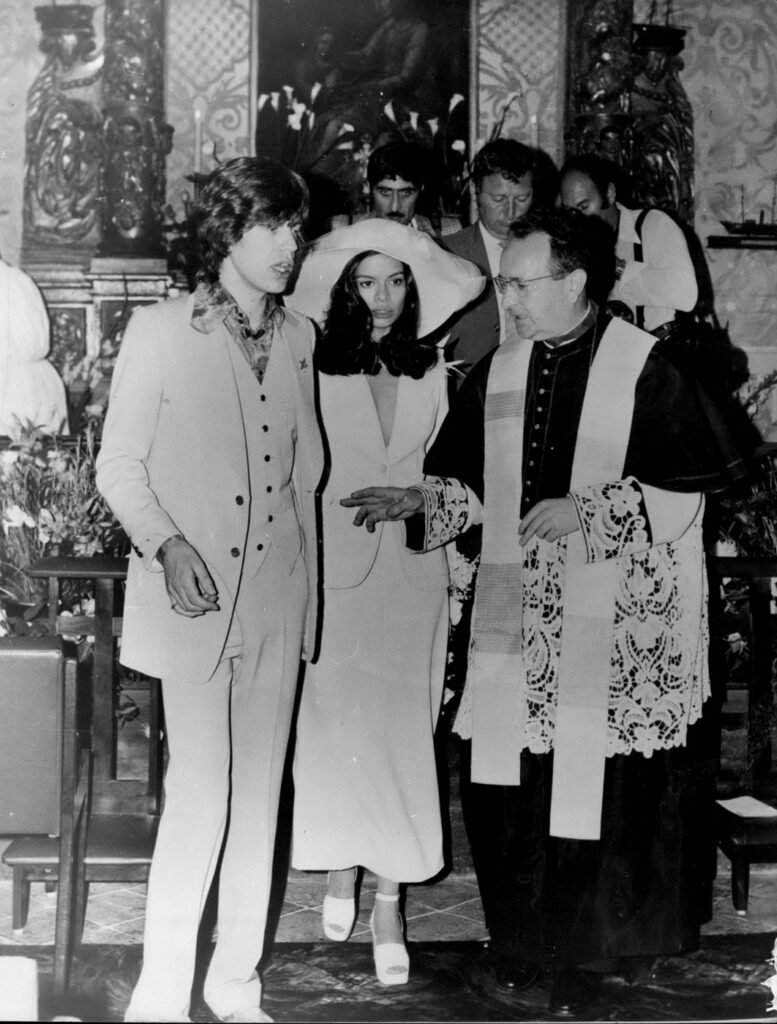 Zašto ne biste mirisali kao Bianca Jagger Novi YSL Libre Flowers and Flames miriše na slobodu, autentičnost i nepokolebljivu eleganciju
bianca i mick jagger na vencanju 1971 u yves saint laurent kostimu