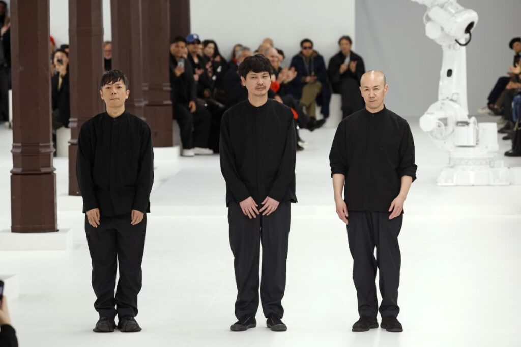 Issey Miyake Men Ritam, fluidnost i lepota draperije
Muška kolekcija Issey Miyake za jesenzimu 2025. Paris Men’s Fashion Week
dizajneri Sen Kawahara, Yuki Itakura i Nobutaka Kobayashi