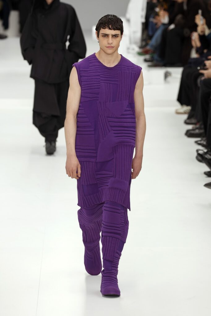 Issey Miyake Men: Ritam, fluidnost i lepota draperije
Muška kolekcija Issey Miyake za jesen/zimu 2025. Paris Men’s Fashion Week