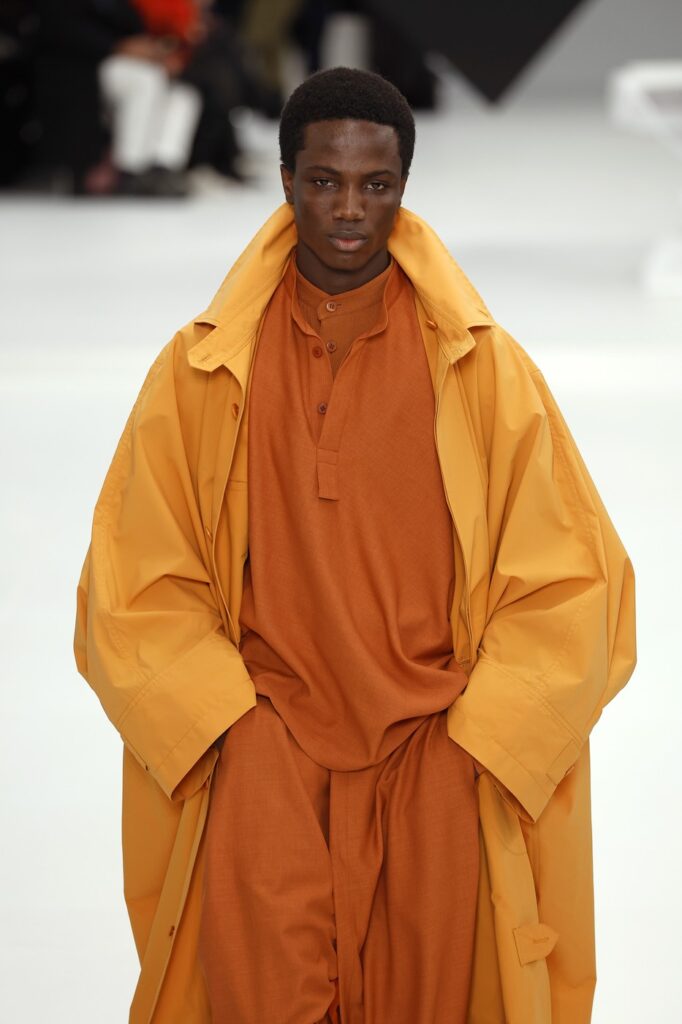 Issey Miyake Men: Ritam, fluidnost i lepota draperije
Muška kolekcija Issey Miyake za jesen/zimu 2025. Paris Men’s Fashion Week