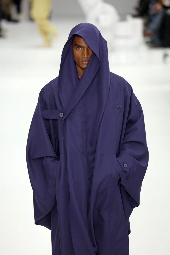 Issey Miyake Men: Ritam, fluidnost i lepota draperije
Muška kolekcija Issey Miyake za jesen/zimu 2025. Paris Men’s Fashion Week