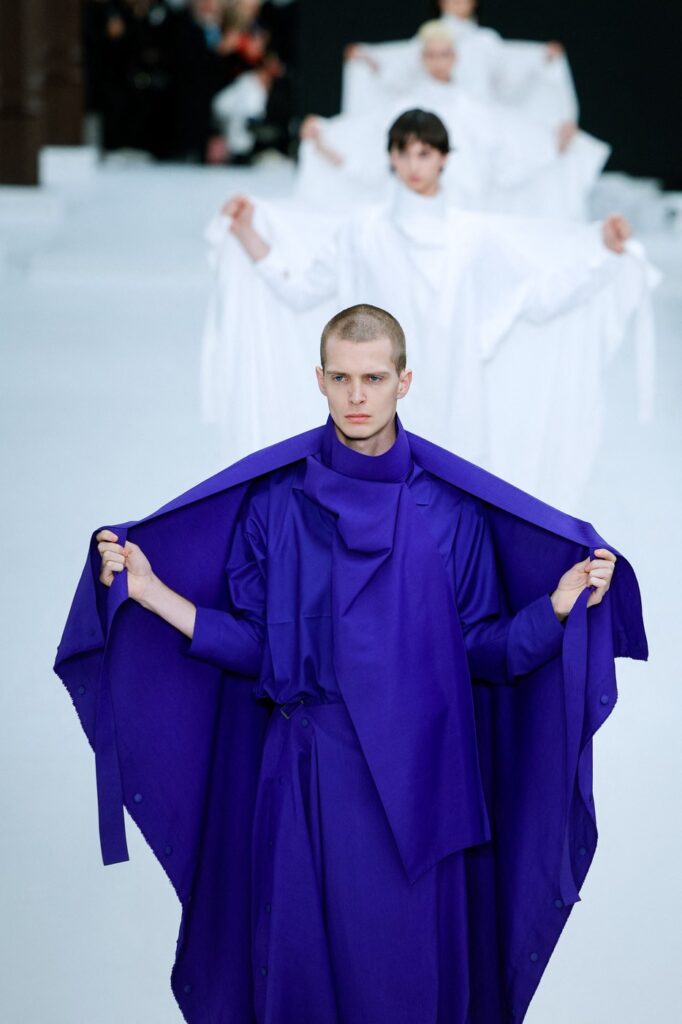 Issey Miyake Men: Ritam, fluidnost i lepota draperije
Muška kolekcija Issey Miyake za jesen/zimu 2025. Paris Men’s Fashion Week