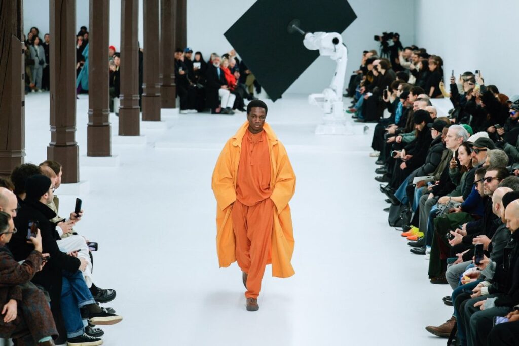 Issey Miyake Men: Ritam, fluidnost i lepota draperije
Muška kolekcija Issey Miyake za jesen/zimu 2025. Paris Men’s Fashion Week