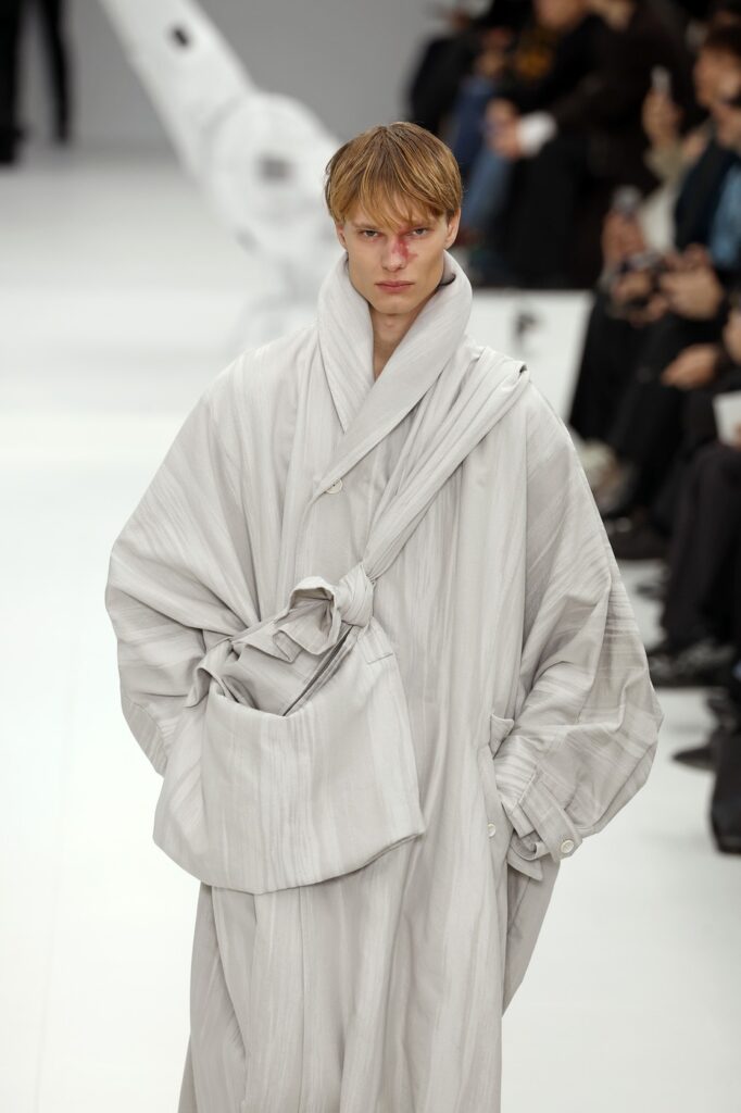 Issey Miyake Men Ritam, fluidnost i lepota draperije
Muška kolekcija Issey Miyake za jesenzimu 2025. Paris Men’s Fashion Week