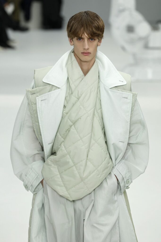 Issey Miyake Men Ritam, fluidnost i lepota draperije
Muška kolekcija Issey Miyake za jesenzimu 2025. Paris Men’s Fashion Week