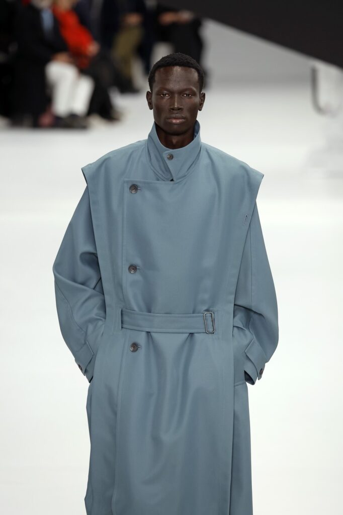 Issey Miyake Men: Ritam, fluidnost i lepota draperije
Muška kolekcija Issey Miyake za jesen/zimu 2025. Paris Men’s Fashion Week