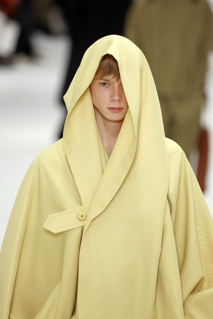 Issey Miyake Men: Ritam, fluidnost i lepota draperije
Muška kolekcija Issey Miyake za jesen/zimu 2025. Paris Men’s Fashion Week