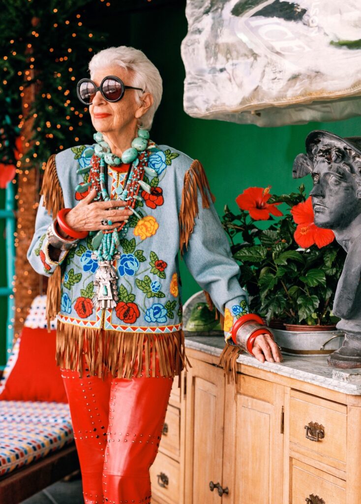 Lična kolekcija Iris Apfel na aukciji
Nasleđe modne ikone koja je inspirisala generacije
Iris Apfel je bila cenjena kao kolekcionarka i ekspert za antičke tekstile