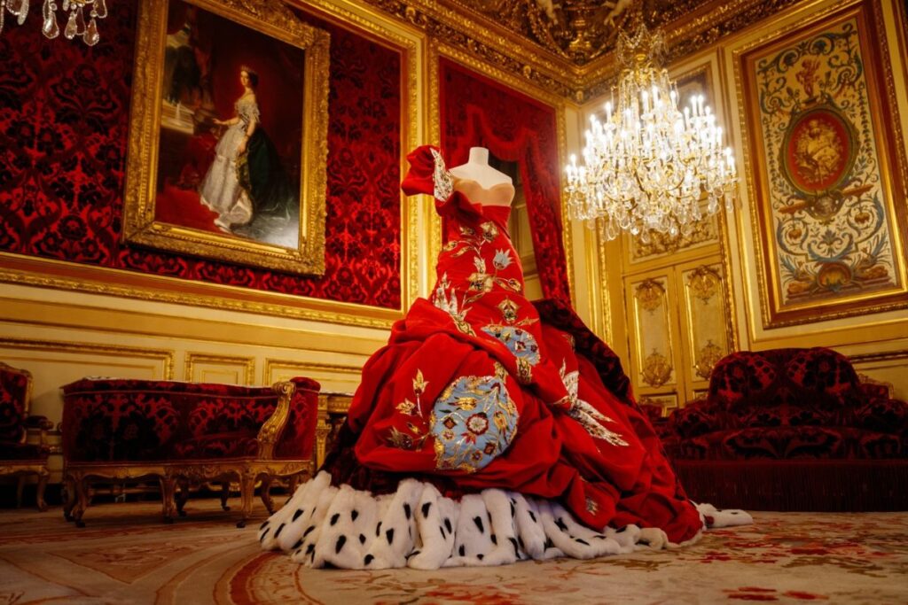 Louvre Couture: Kada moda i umetnost dišu jednim dahom
John Galliano za Christian Dior Haute Couture 2005 napoleonov apartman luvr
