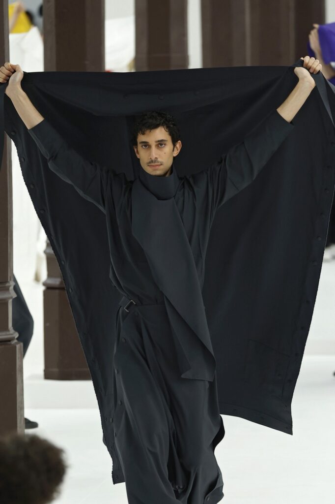 Issey Miyake Men: Ritam, fluidnost i lepota draperije
Muška kolekcija Issey Miyake za jesen/zimu 2025. Paris Men’s Fashion Week