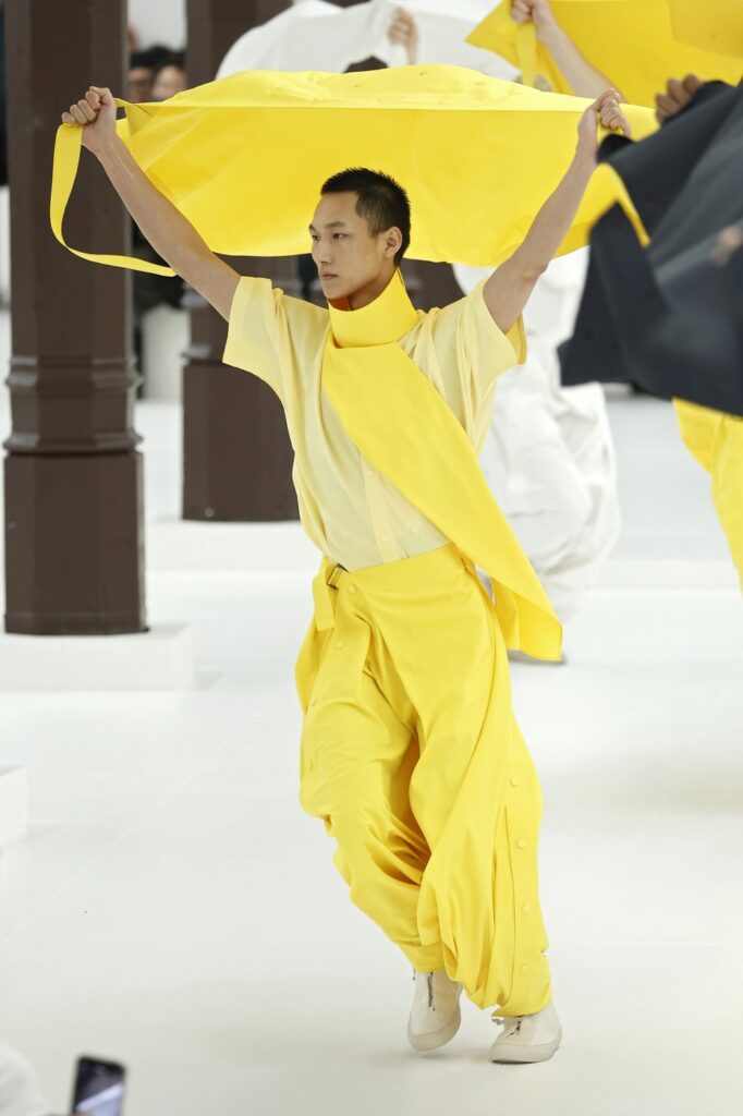 Issey Miyake Men: Ritam, fluidnost i lepota draperije
Muška kolekcija Issey Miyake za jesen/zimu 2025. Paris Men’s Fashion Week