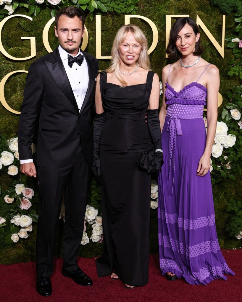 uske pantalone i duboke čizme preko kolena
Brandon Thomas Lee, Pamela Anderson i Gia Coppola na Golden Globe Awards, 2025. 
bottega veneta haljina