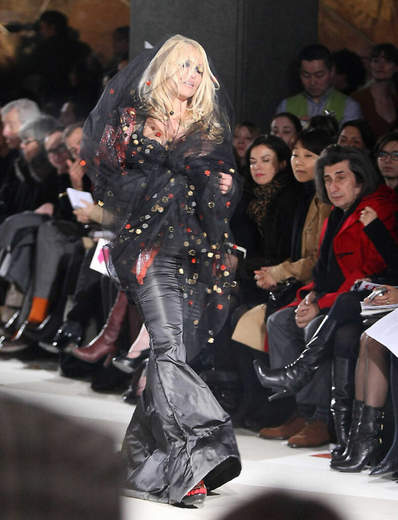 Na reviji Vivienne Westwood za jesen 2009, Pamela Anderson je na pisti donela svoj prepoznatljiv rock-glam stil, 