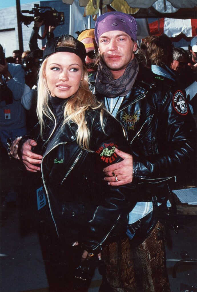 Pamela Anderson Evolucija stila seks simbola 90-ih
Pamela Anderson i Brett Michaels 1994. biker stajling