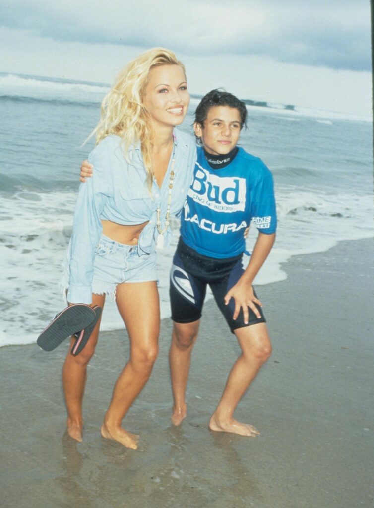 Pamela Anderson Evolucija stila seks simbola 90-ih
Jeremy Jackson i Pamela Anderson 1993. pamela nosi denim on denim sorc i kosulju od svetlog teksasa