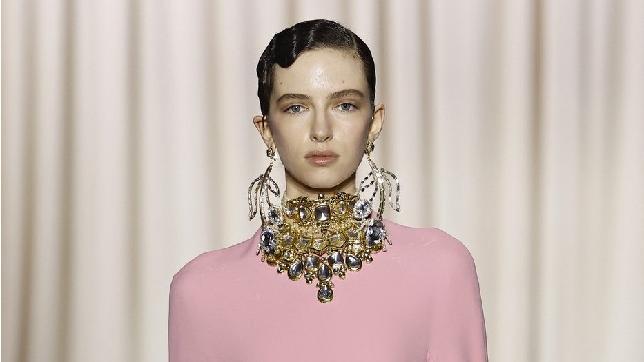 Paris Haute Couture Fashion Week pratimo najbolje revije koje oblikuju savremenu visoku modnu estetiku i postavljaju standarde. schiaparelli dior giambattista valli rahul mishra