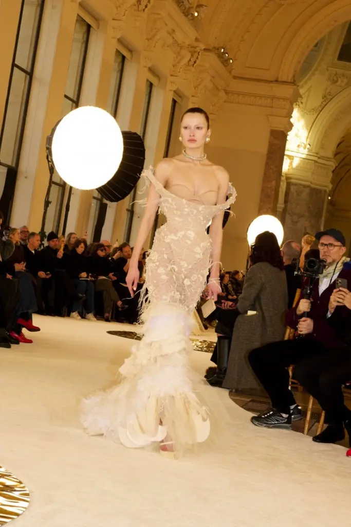 Schiaparelli Haute Couture kolekcija "Ikarus" proleće/leto 2025 visoka moda
Paris Haute Couture Fashion Week zvanično je počeo!