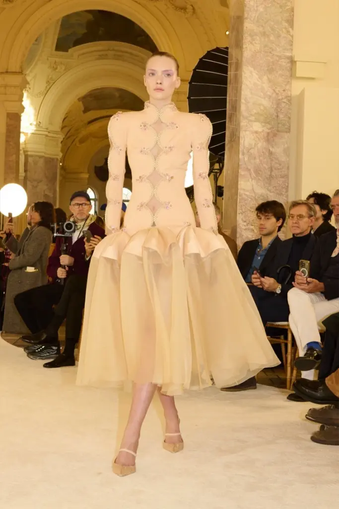 Schiaparelli Haute Couture kolekcija "Ikarus" proleće/leto 2025 visoka moda
Paris Haute Couture Fashion Week zvanično je počeo!