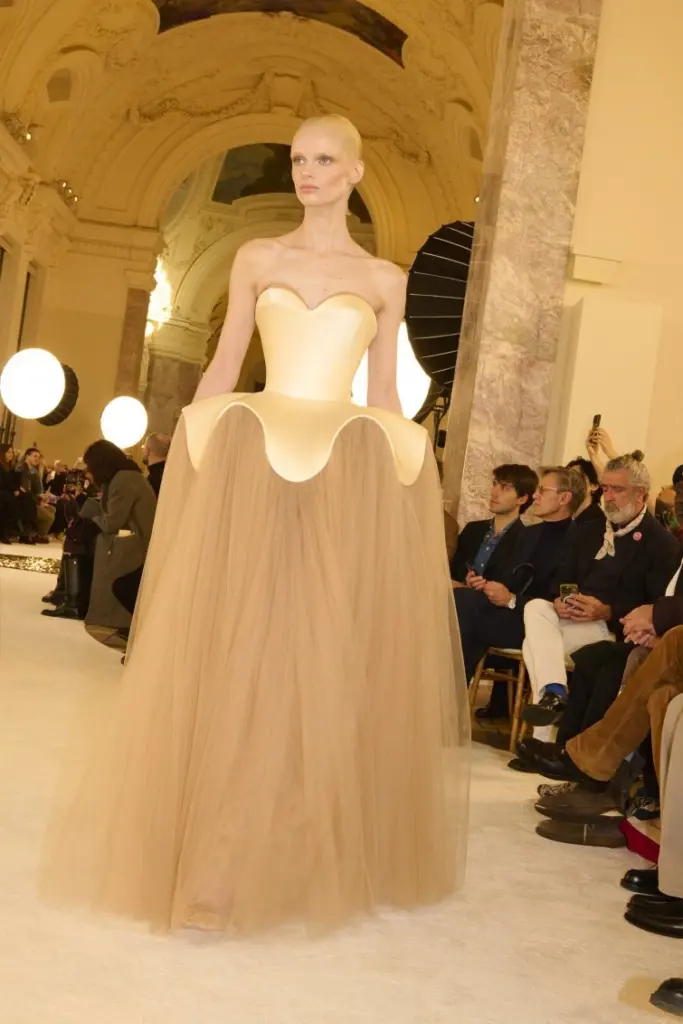 Schiaparelli Haute Couture kolekcija "Ikarus" proleće/leto 2025 visoka moda
Paris Haute Couture Fashion Week zvanično je počeo!