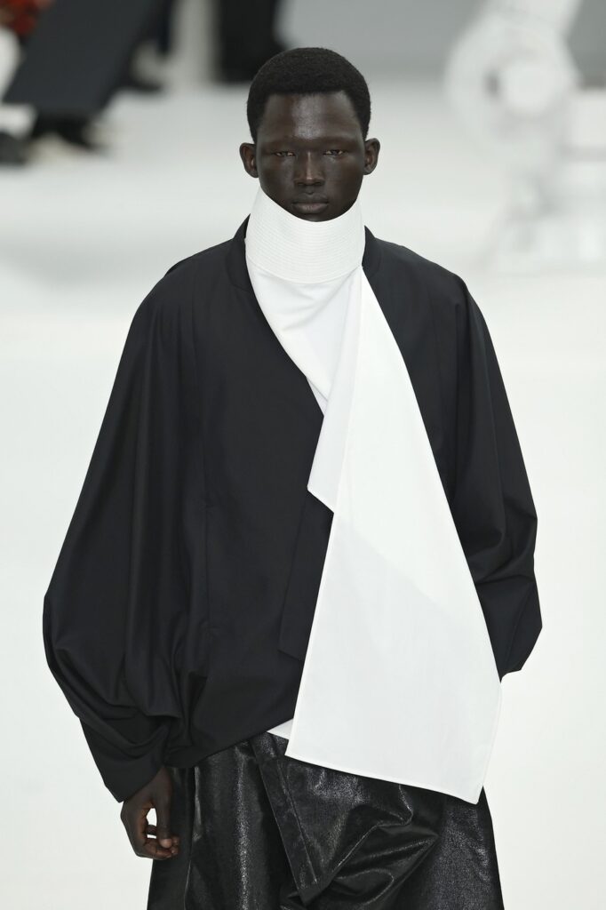 Issey Miyake Men Ritam, fluidnost i lepota draperije
Muška kolekcija Issey Miyake za jesenzimu 2025. Paris Men’s Fashion Week