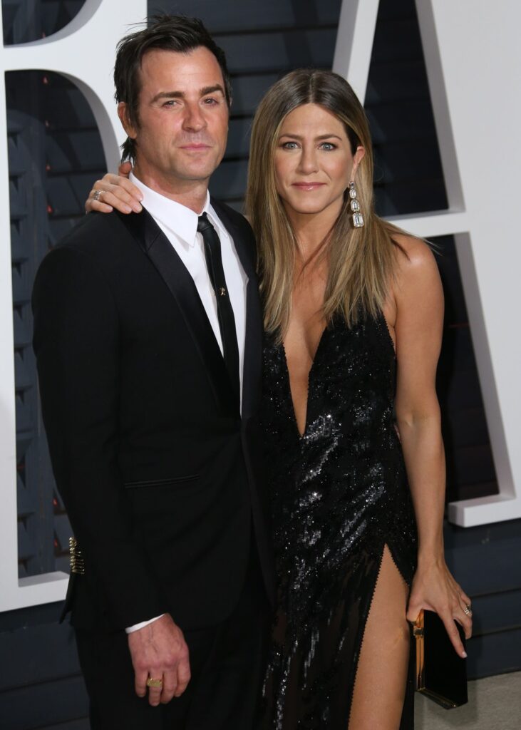 Evolucija stila Jennifer Aniston
vanity fair oscar party 2017
valentino couture haljina sa dubokih bocnim izrezom i dekolteom