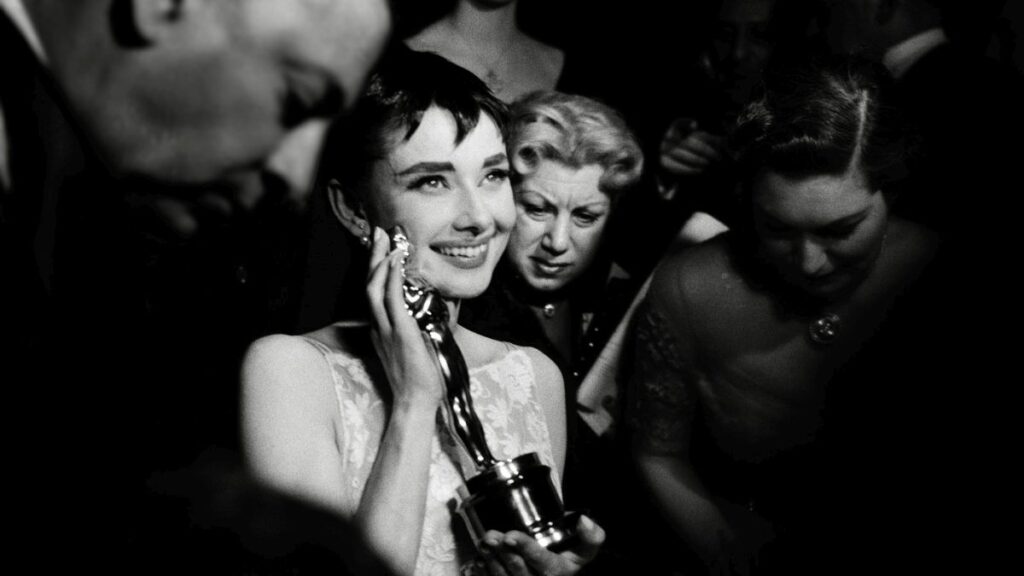 Hubert de Givenchy Ikona koja je oblikovala svet mode
 Audrey Hepburn nosi belu floralnu Givenchy haljinu na dodeli Academy Awards, 1954. 